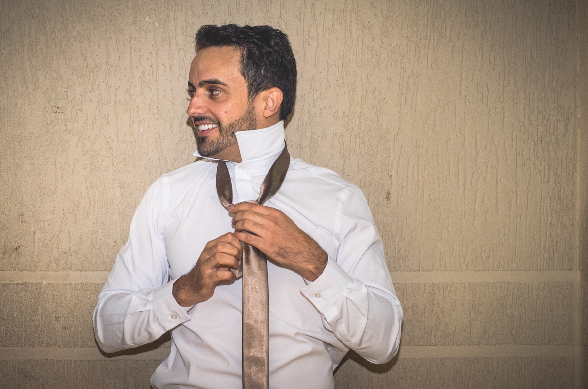 Noivo Tiago se preparando em seu grande dia