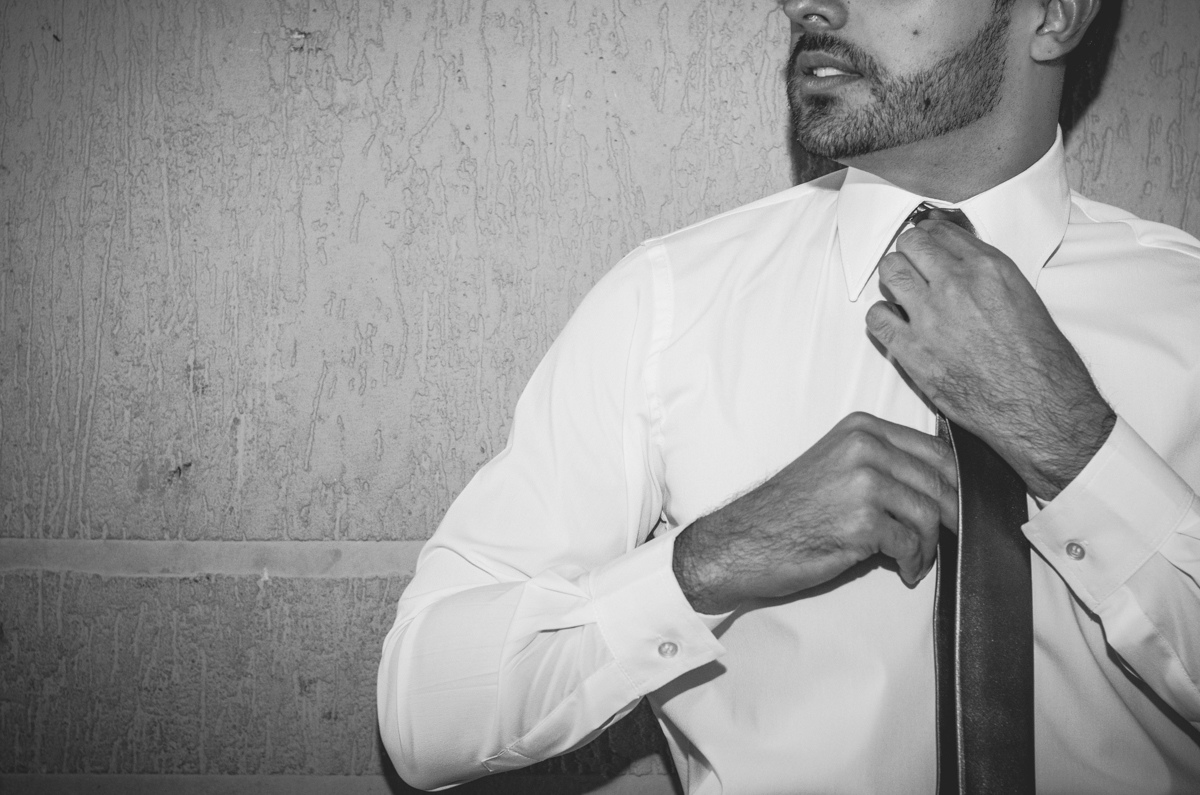 Noivo Tiago se preparando no Buffet Alpes Serrano