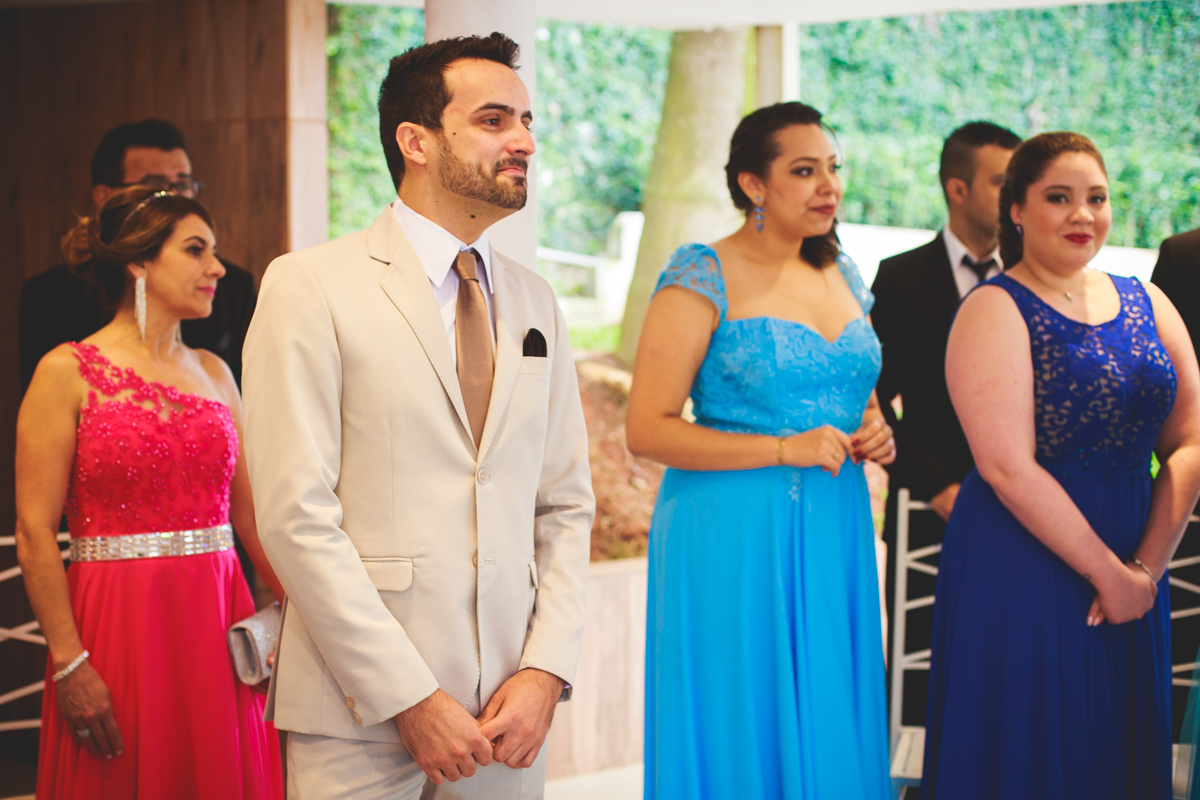 Noivo muito Emocionado na entrada da noiva do Buffet Alpes Serrano