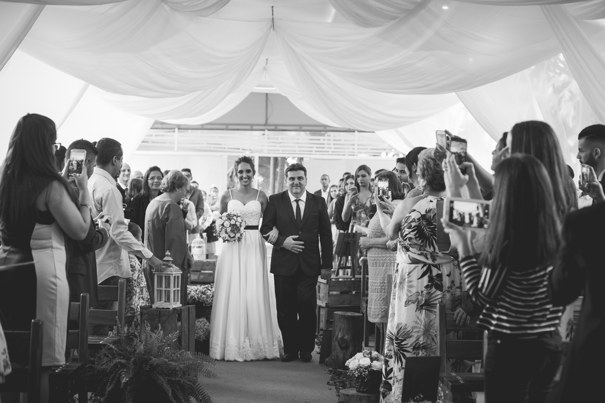 Noiva entrando no Buffet Alpes Serrano