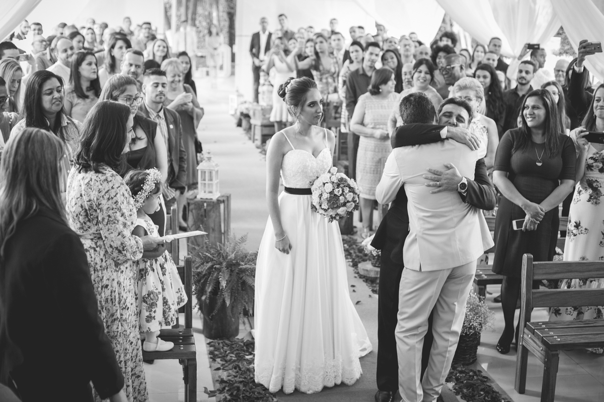 Noiva sendo recepcionada no Buffet Alpes Serrano