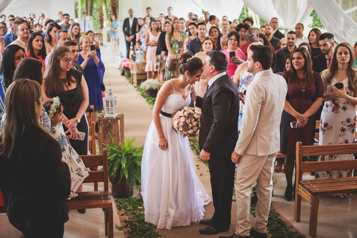 Amazing Fotografia registrando a entrada da noiva no Buffet Alpes Serrano