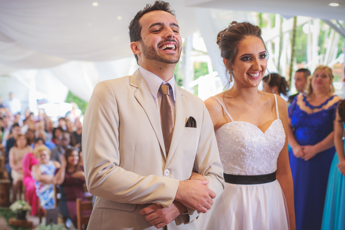 Noivos sorridentes com os registros da Amazing Fotografia