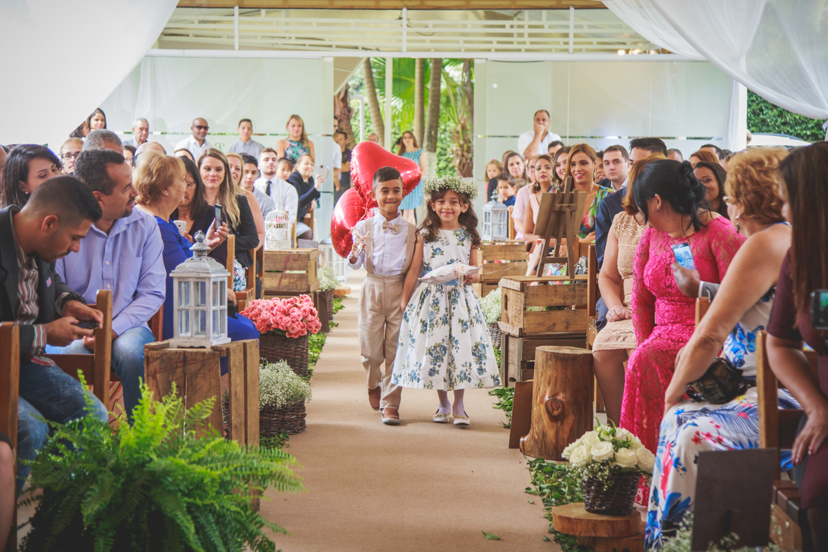 Amazing Fotografia registrando a entrada das alianças no buffet Alpes Serrano