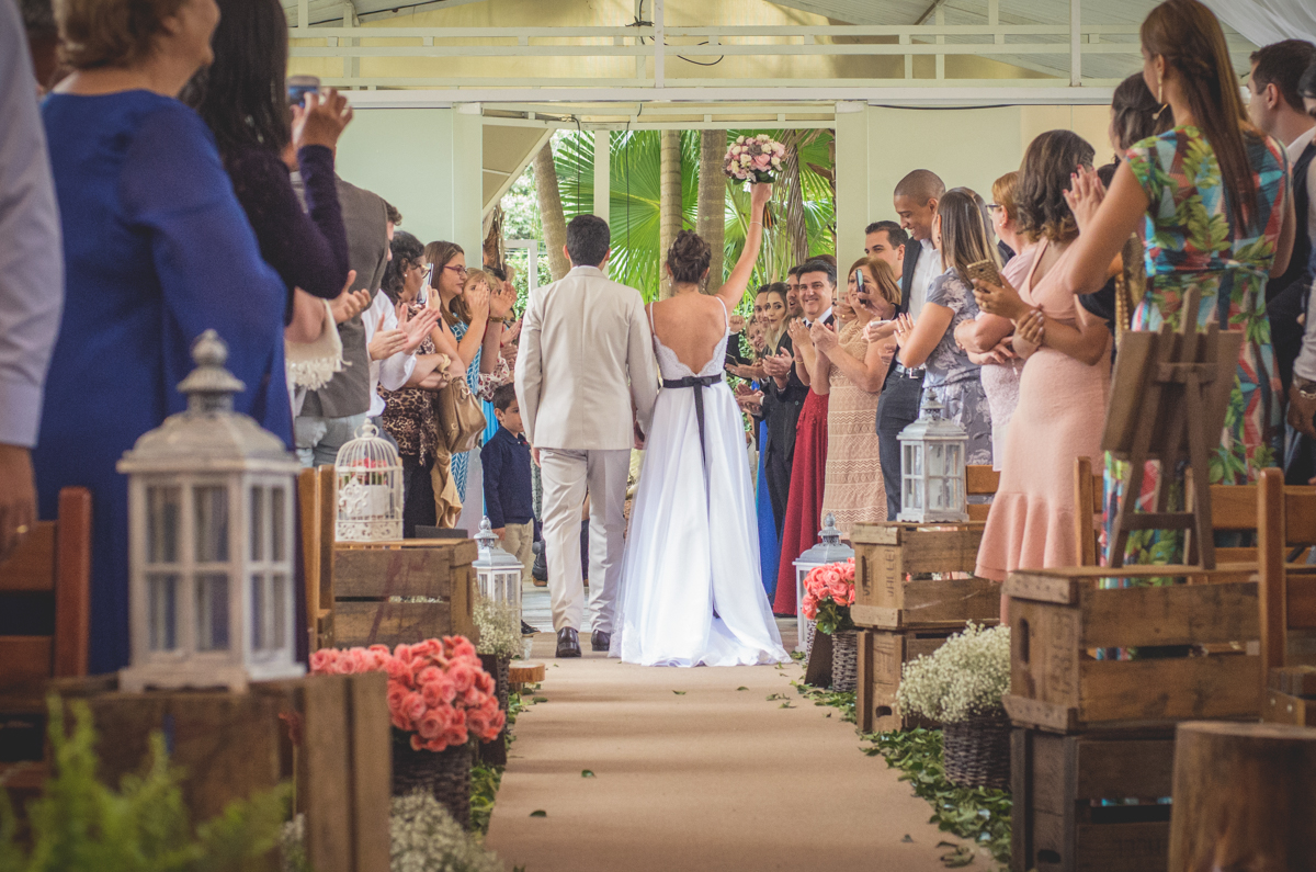 Amazing Fotografia registrando a saida dos noivos no Buffet Alpes Serrano