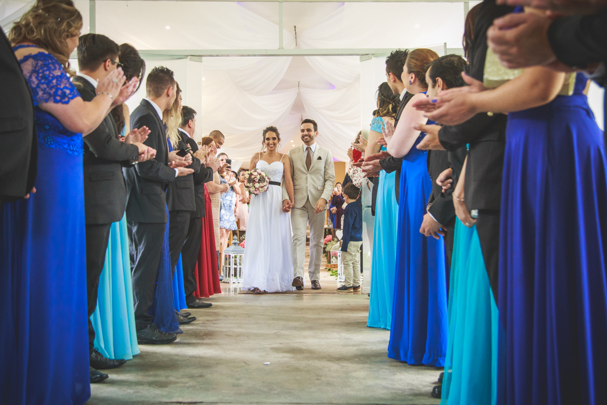 Amazing Fotografia registrando a saida dos noivos no Buffet Alpes Serrano