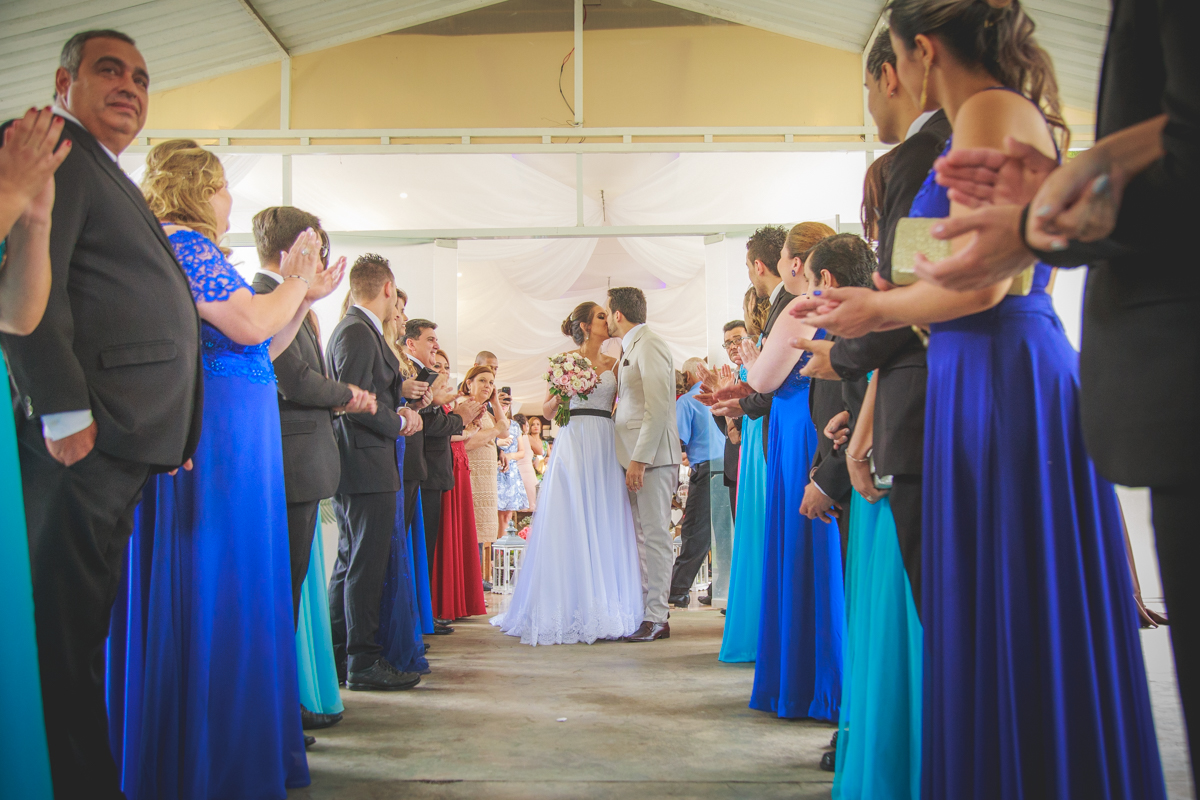 Amazing Fotografia registrando o beijo dos noivos no Buffet Alpes Serrano