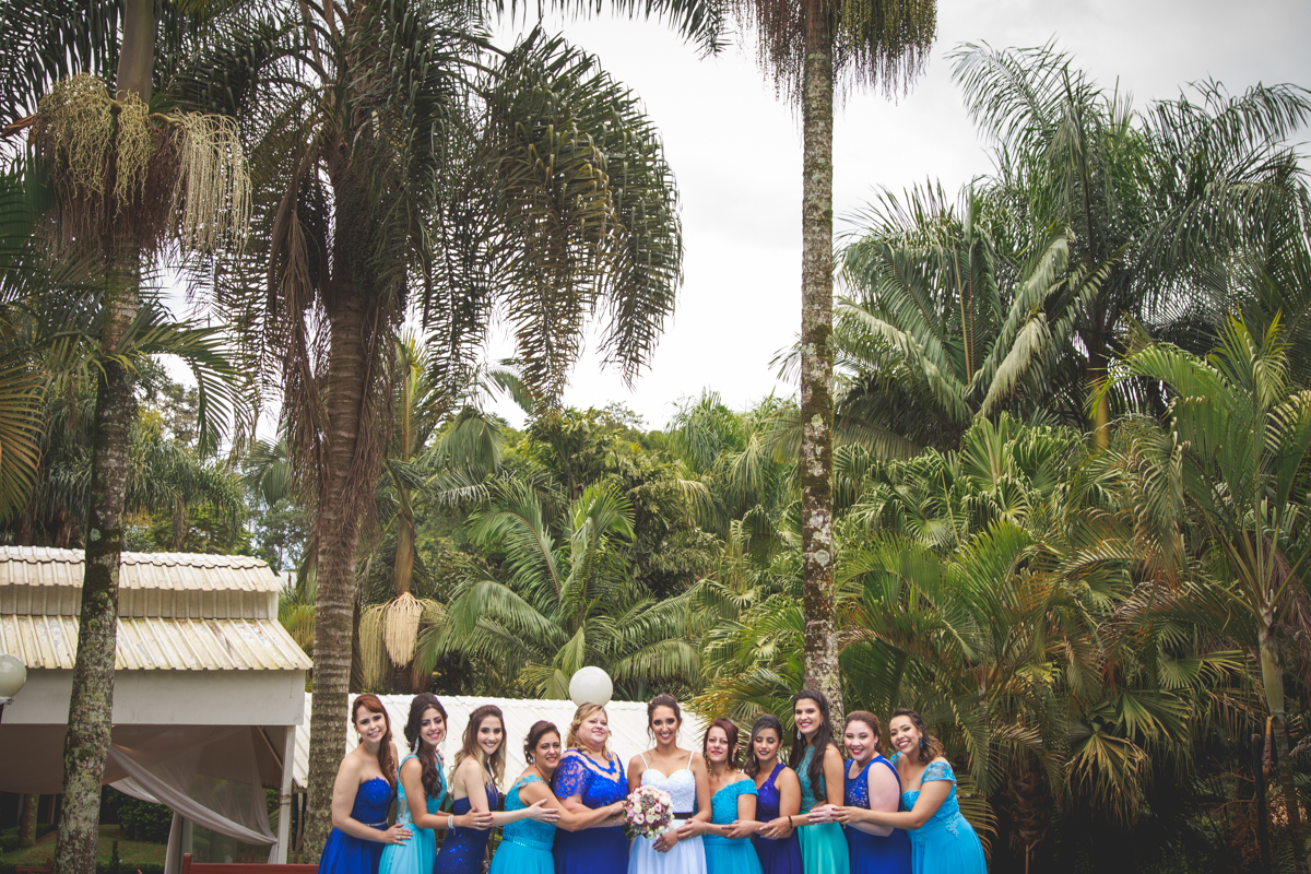 Amazing Fotografia registrando foto das madrinhas no Buffet Alpes Serrano