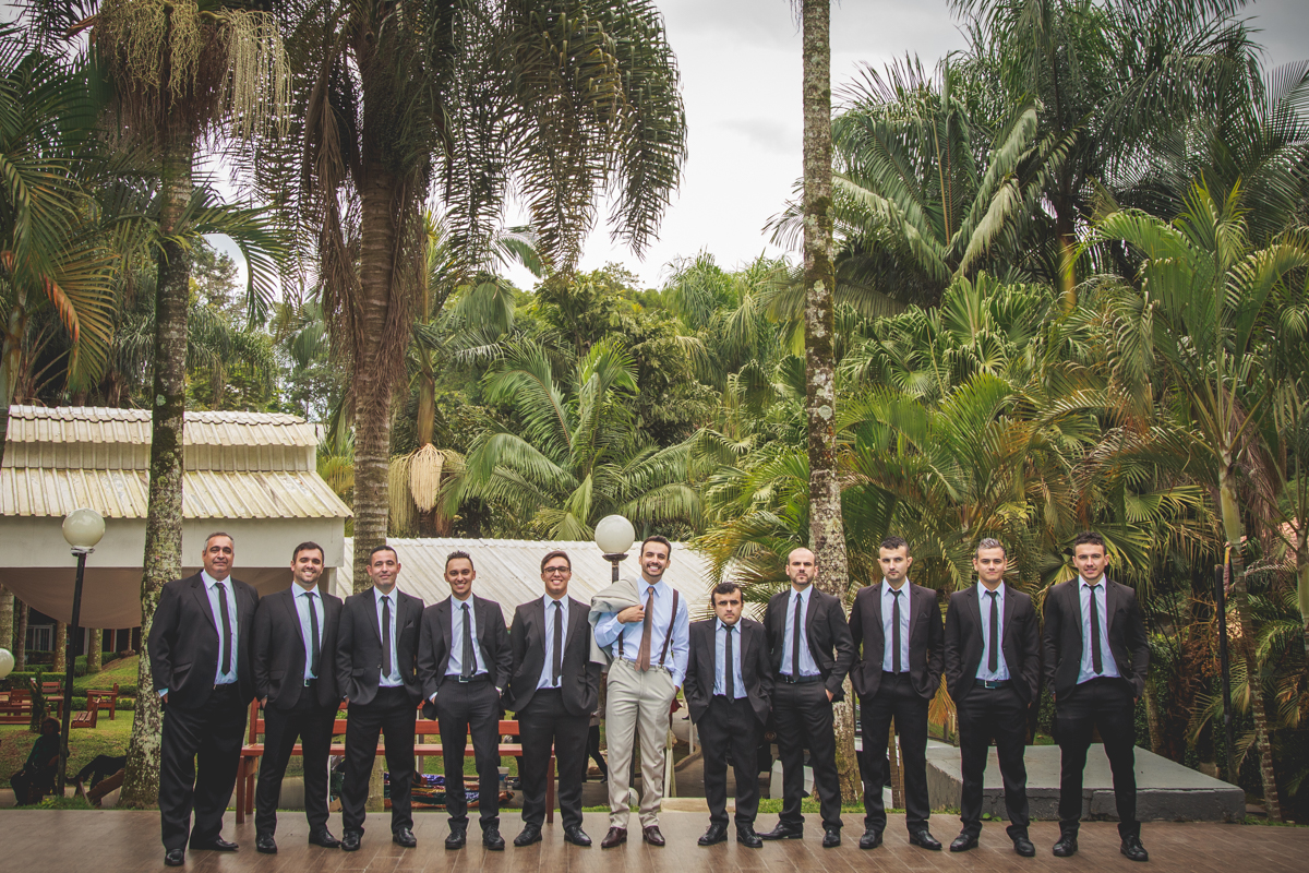 Foto dos padrinhos com o noivo no buffet Alpes Serrano