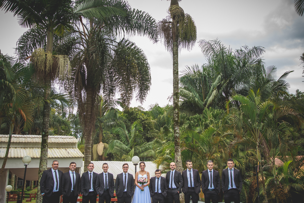 Foto da noiva com os padrinhos no Buffet Alpes Serrano