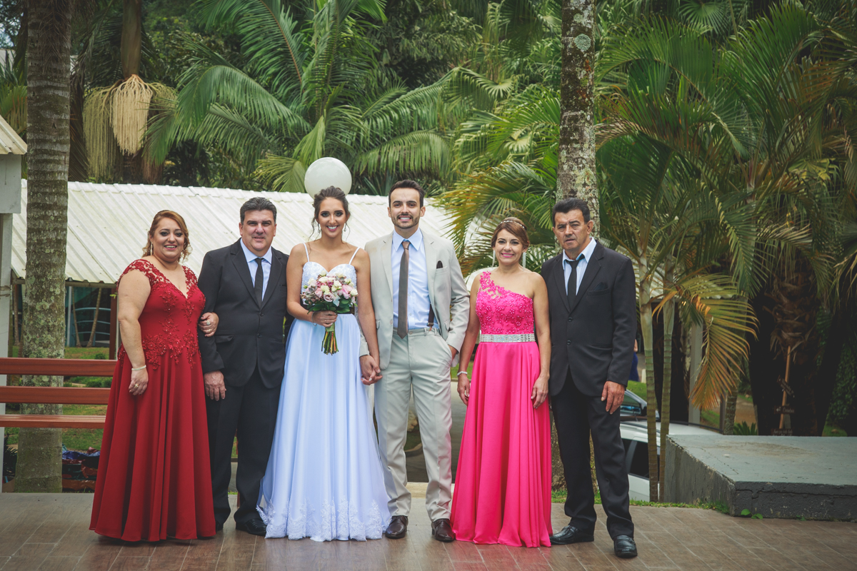 Foto dos noivos com os pais no buffet Alpes Serrano