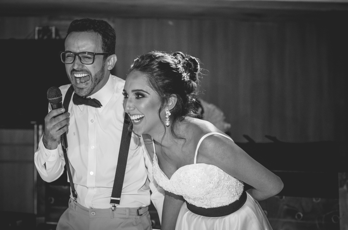 Noiva feliz demais em seu dia de princesa