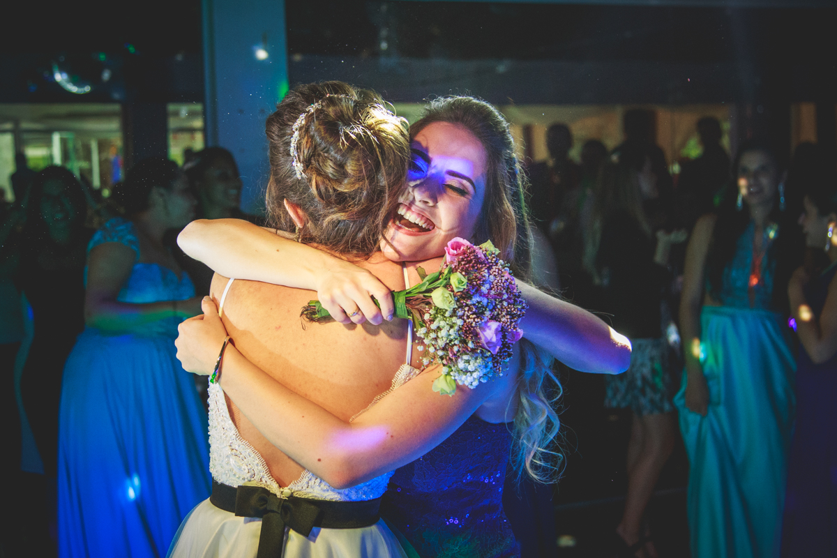 Quem pegou o buque da noiva registrado pela Amazing Fotografia