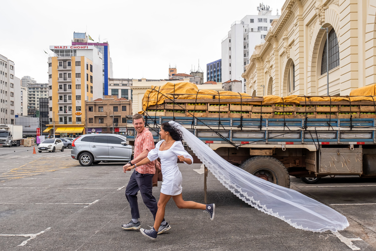 Ensaio Pre Wedding no Mercado Municipal de São Paulo da Joana e do Tim