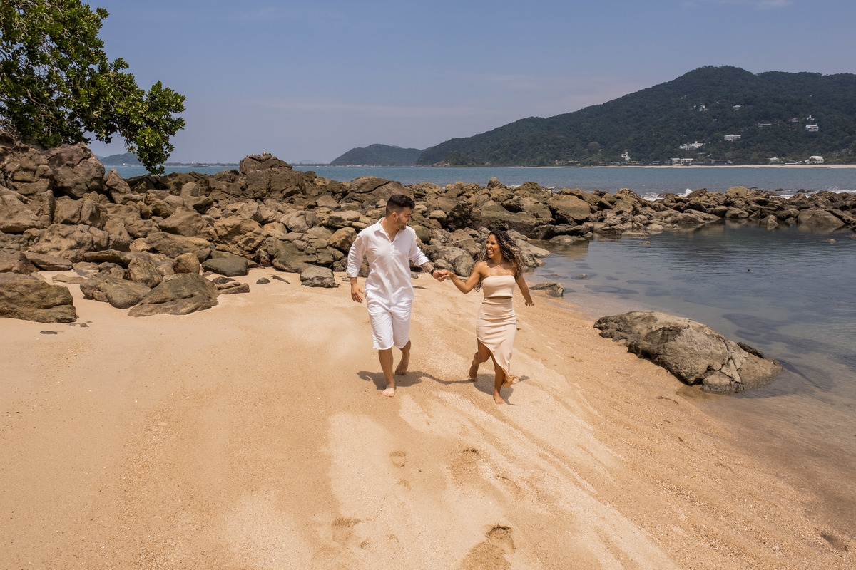 Ensaio Pre Wedding lindo demais feito com a Gisele e com o Hericles na praia das Conchas e na Praia de Iporanga no Guaruja, litoral de São Paulo. 