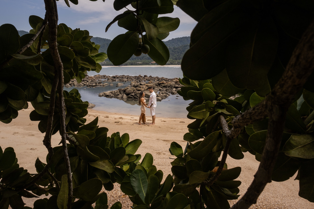 Ensaio Pre Wedding lindo demais feito com a Gisele e com o Hericles na praia das Conchas e na Praia de Iporanga no Guaruja, litoral de São Paulo. 