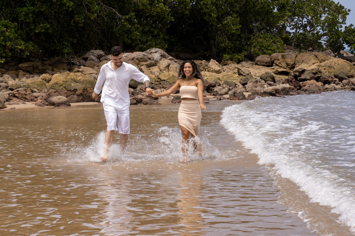 Ensaio Pre Wedding lindo demais feito com a Gisele e com o Hericles na praia das Conchas e na Praia de Iporanga no Guaruja, litoral de São Paulo. 