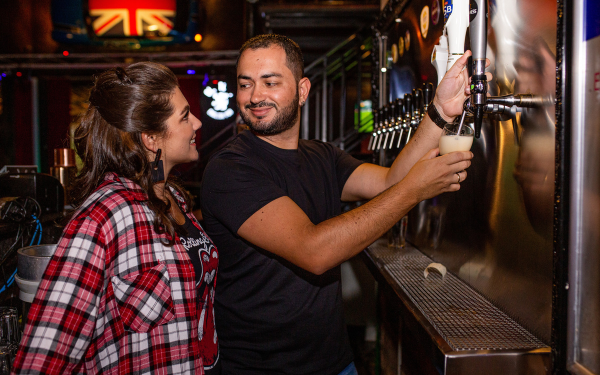 Ensaio Pre Wedding na Cervejaria Old Town da Mari e do Rondinelly 