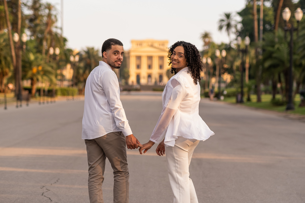 Ensaio Pre Wedding realizado no Museu do Ipiranga da Gleice e do Vinicius