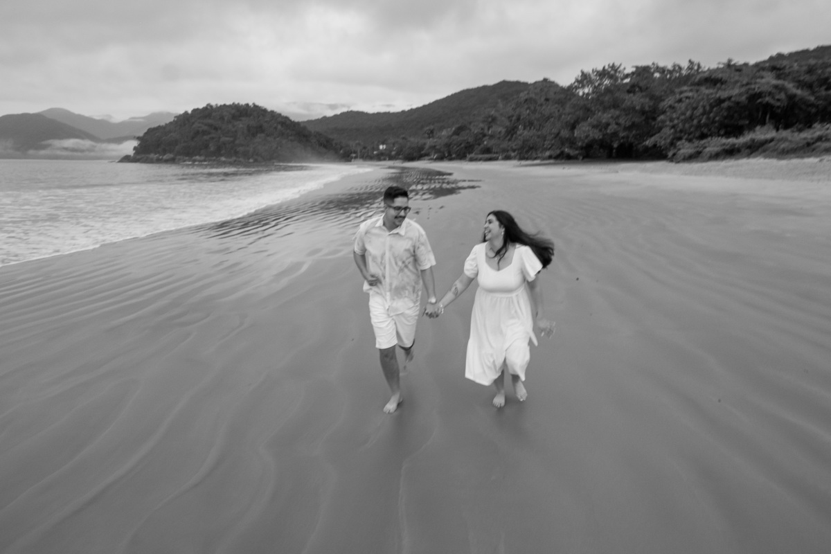 Ensaio Pre Wedding realizado na Praia do Lazaro em Ubatuba da Taynara e do Gabriel 