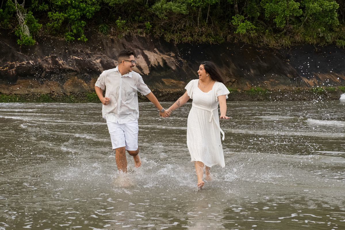 Ensaio Pre Wedding realizado na Praia do Lazaro em Ubatuba da Taynara e do Gabriel 