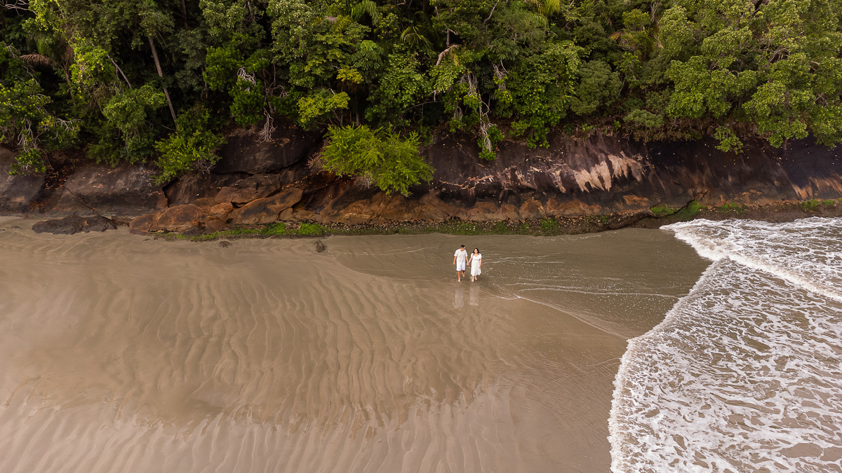 Ensaio Pre Wedding realizado na Praia do Lazaro em Ubatuba da Taynara e do Gabriel 