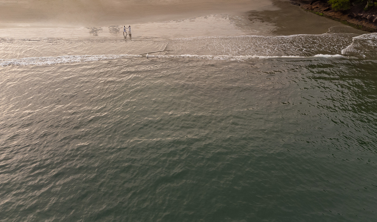 Ensaio Pre Wedding realizado na Praia do Lazaro em Ubatuba da Taynara e do Gabriel 