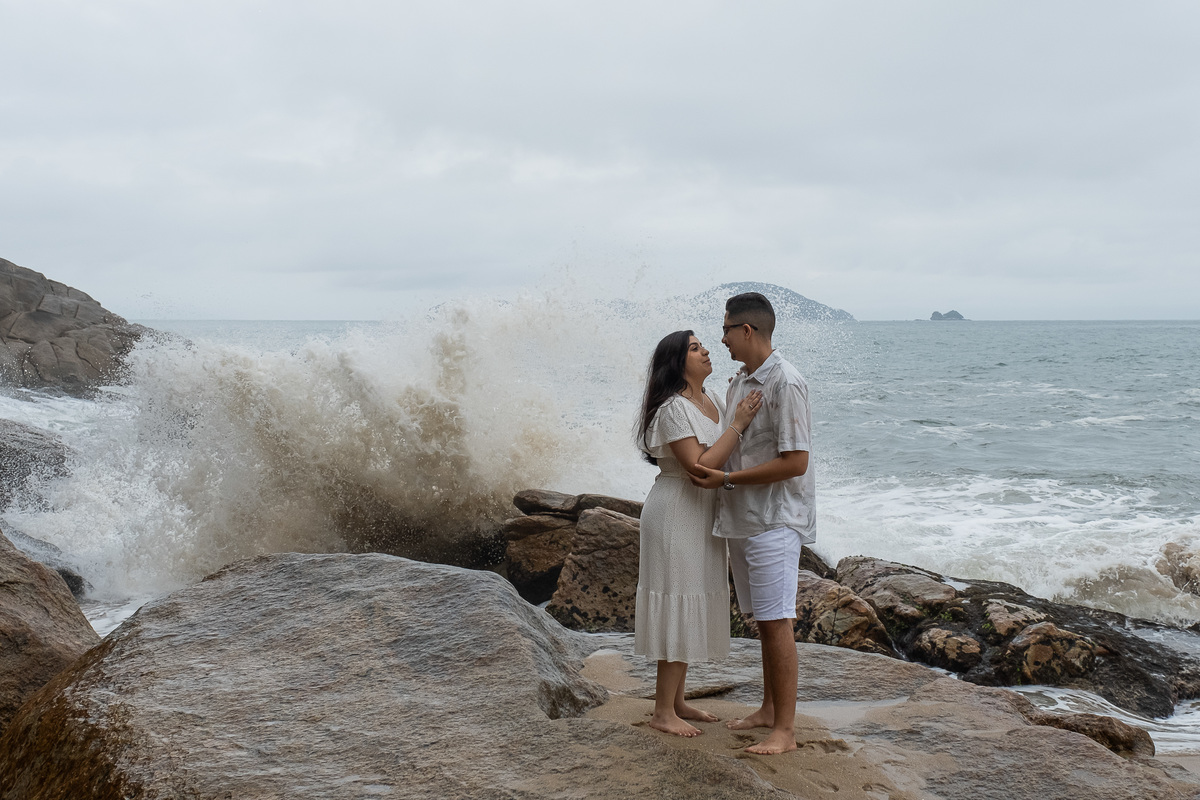 Ensaio Pre Wedding realizado na Praia do Lazaro em Ubatuba da Taynara e do Gabriel 
