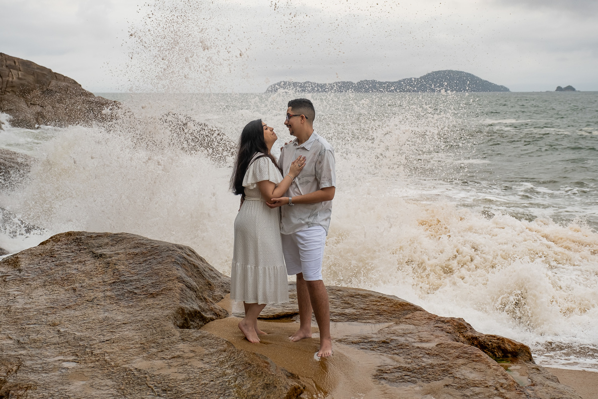 Ensaio Pre Wedding realizado na Praia do Lazaro em Ubatuba da Taynara e do Gabriel 