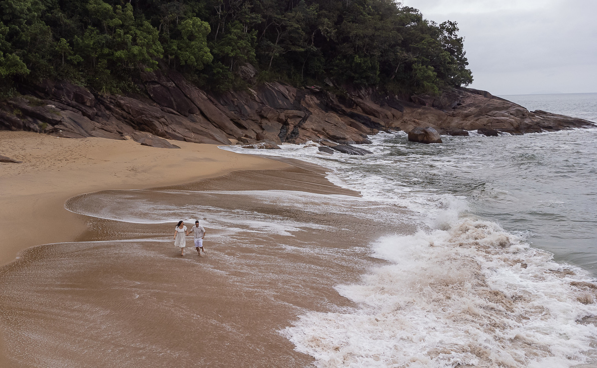 Ensaio Pre Wedding realizado na Praia do Lazaro em Ubatuba da Taynara e do Gabriel 