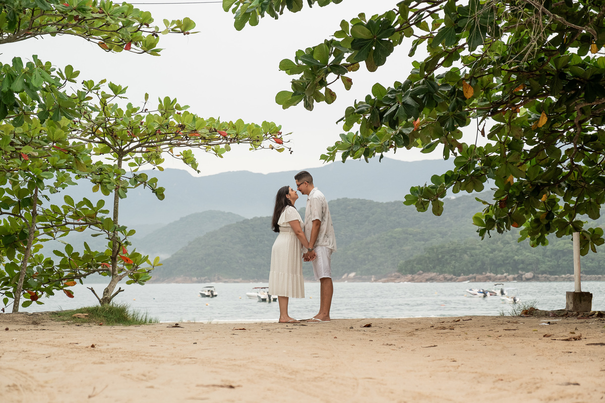 Ensaio Pre Wedding realizado na Praia do Lazaro em Ubatuba da Taynara e do Gabriel 
