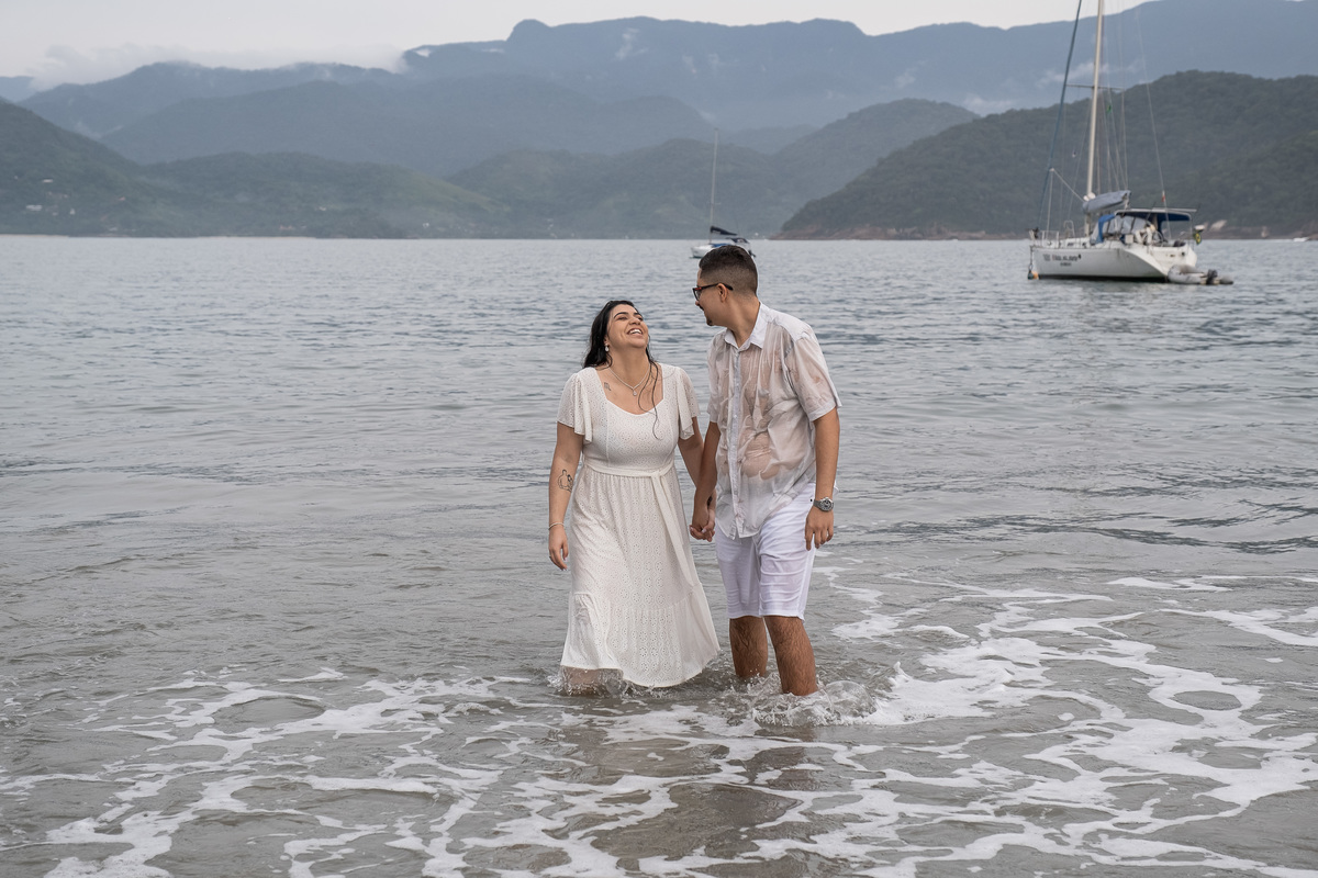 Ensaio Pre Wedding realizado na Praia do Lazaro em Ubatuba da Taynara e do Gabriel 