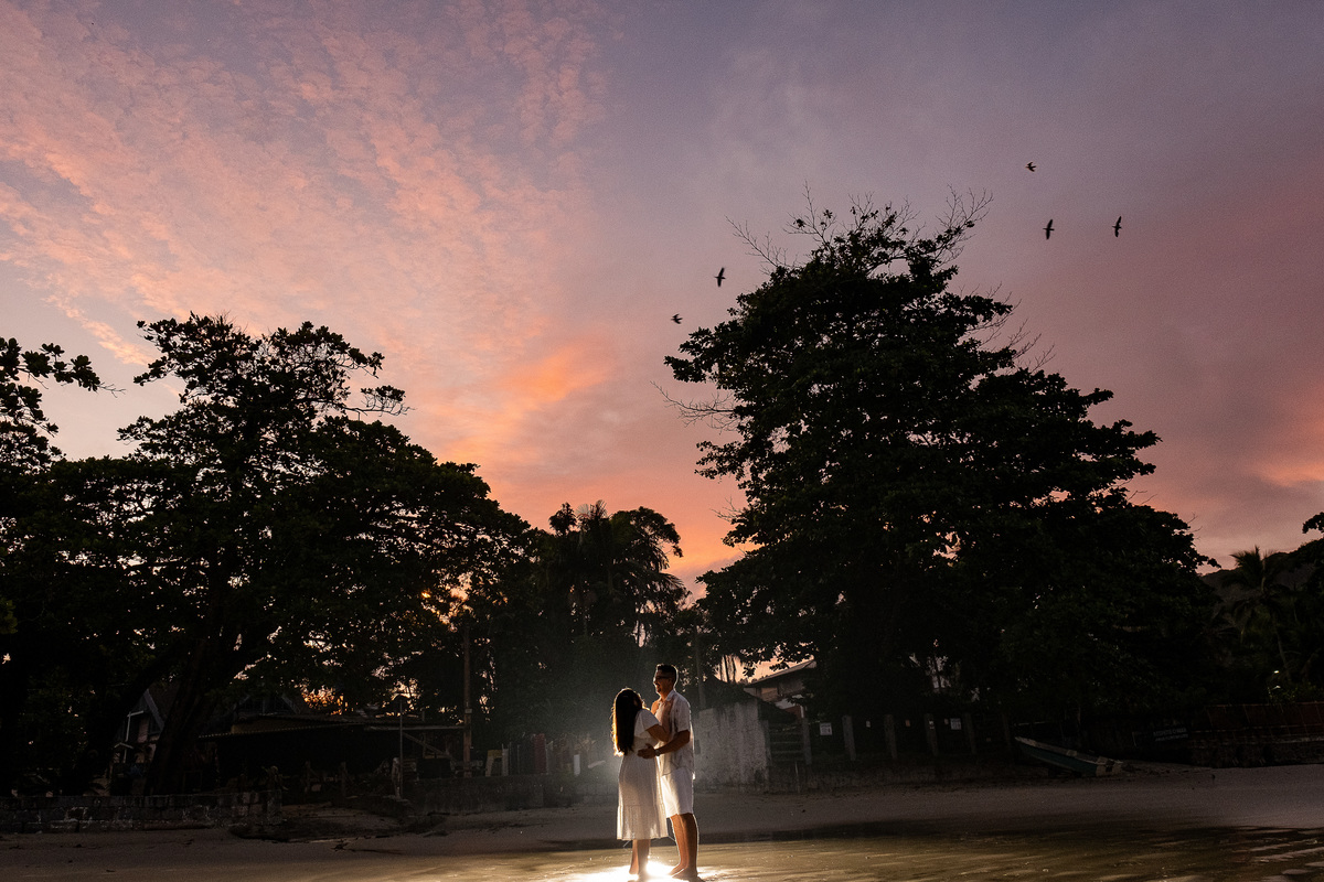 Ensaio Pre Wedding realizado na Praia do Lazaro em Ubatuba da Taynara e do Gabriel 