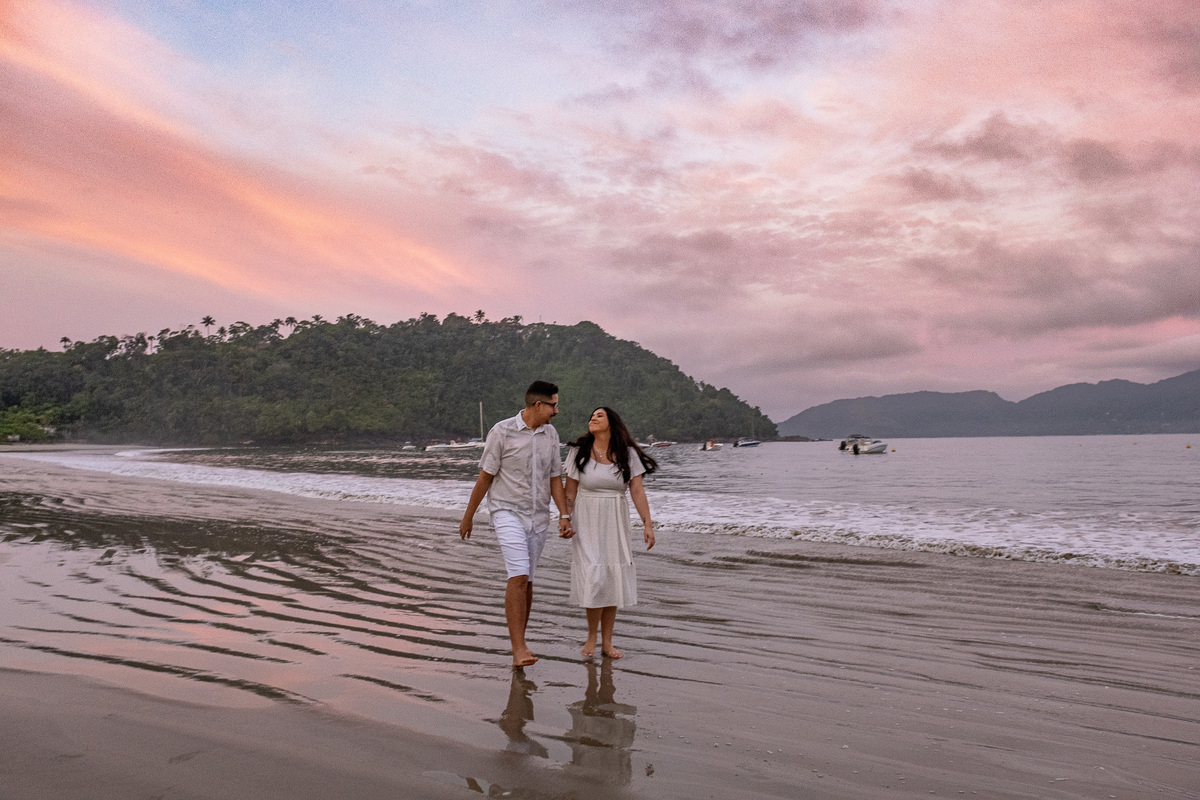 Ensaio Pre Wedding realizado na Praia do Lazaro em Ubatuba da Taynara e do Gabriel 
