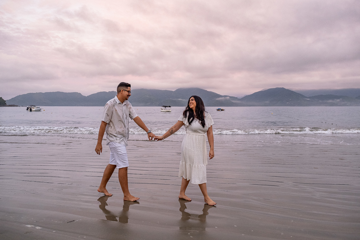 Ensaio Pre Wedding realizado na Praia do Lazaro em Ubatuba da Taynara e do Gabriel 