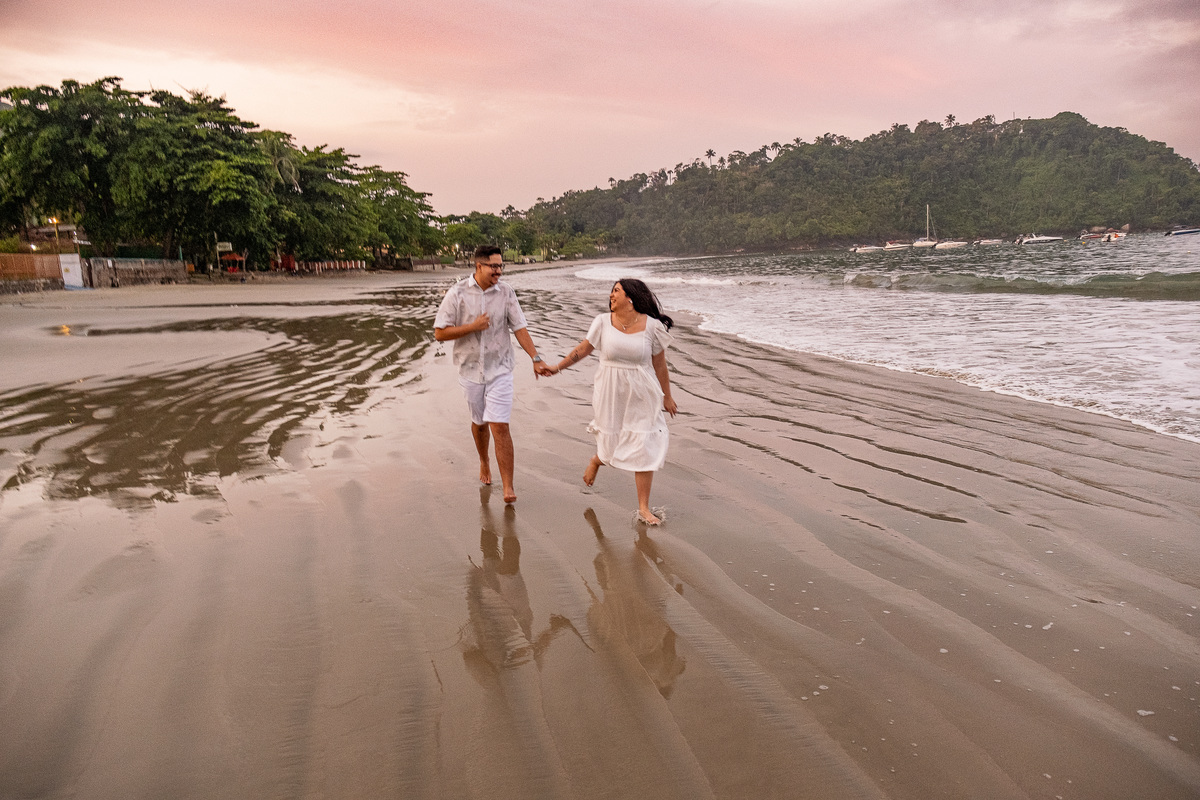 Ensaio Pre Wedding realizado na Praia do Lazaro em Ubatuba da Taynara e do Gabriel 