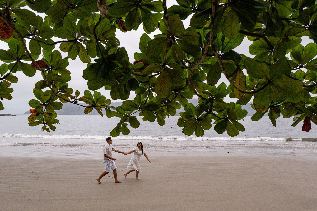 Ensaio Pre Wedding realizado na Praia do Lazaro em Ubatuba da Taynara e do Gabriel 
