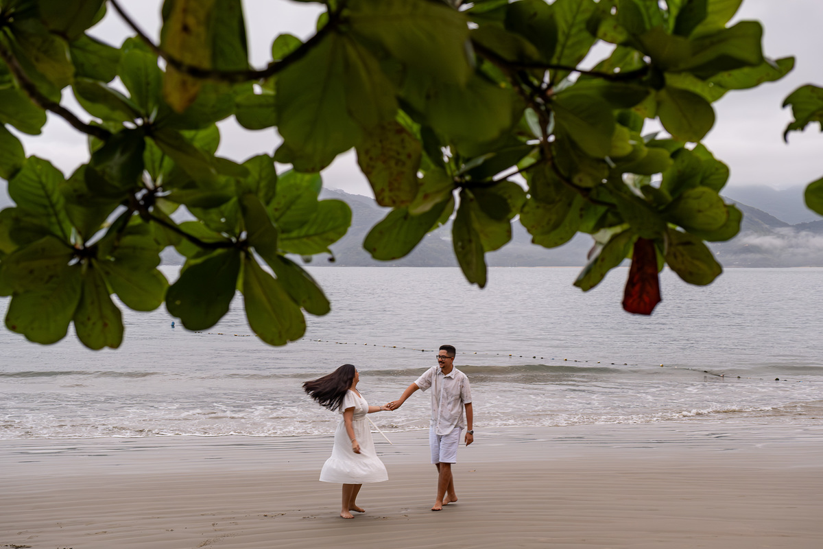 Ensaio Pre Wedding realizado na Praia do Lazaro em Ubatuba da Taynara e do Gabriel 