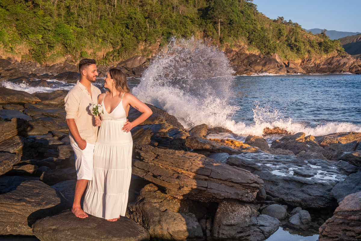 Ensaio Pre Wedding realizado na Praia das Calhetas em São Sebastião da Jeniffer e do Tino