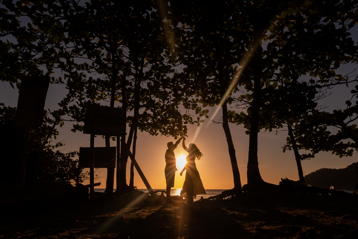 Ensaio Pre Wedding realizado na Praia das Calhetas em São Sebastião da Jeniffer e do Tino