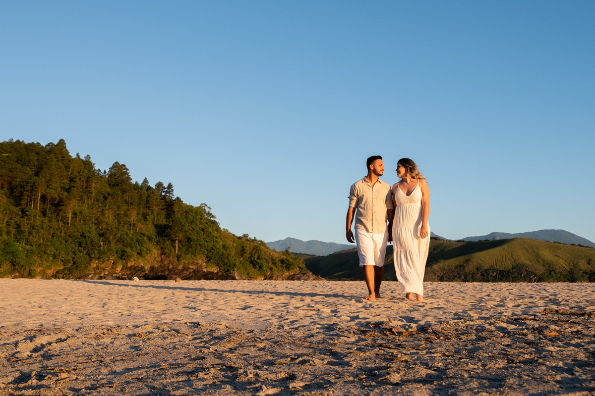 Ensaio Pre Wedding realizado na Praia das Calhetas em São Sebastião da Jeniffer e do Tino
