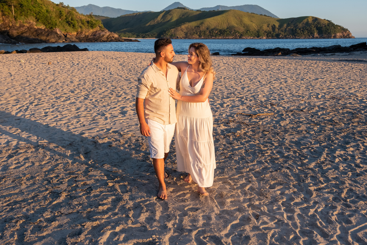 Ensaio Pre Wedding realizado na Praia das Calhetas em São Sebastião da Jeniffer e do Tino