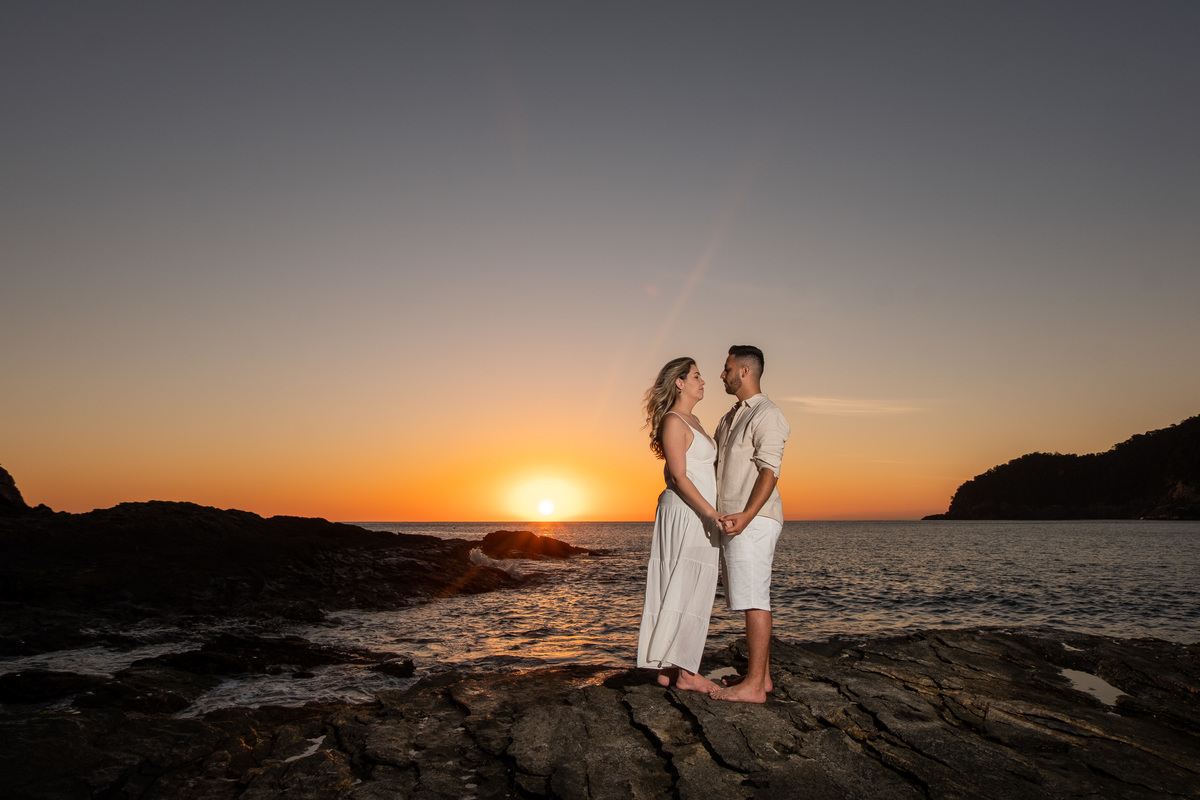 Ensaio Pre Wedding realizado na Praia das Calhetas em São Sebastião da Jeniffer e do Tino