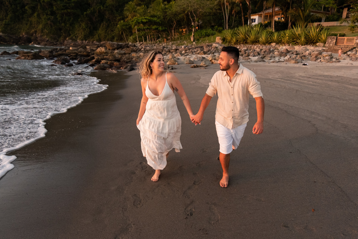 Ensaio Pre Wedding realizado na Praia das Calhetas em São Sebastião da Jeniffer e do Tino