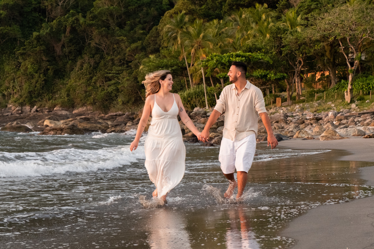 Ensaio Pre Wedding realizado na Praia das Calhetas em São Sebastião da Jeniffer e do Tino