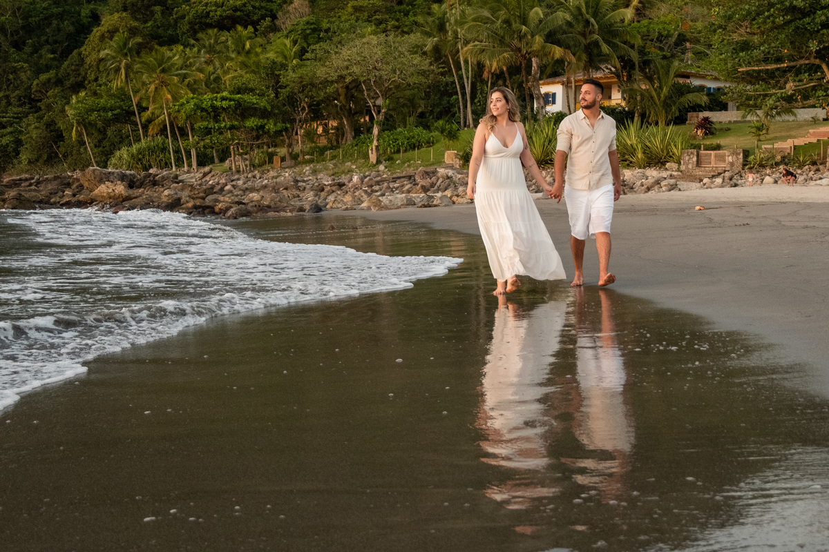 Ensaio Pre Wedding realizado na Praia das Calhetas em São Sebastião da Jeniffer e do Tino