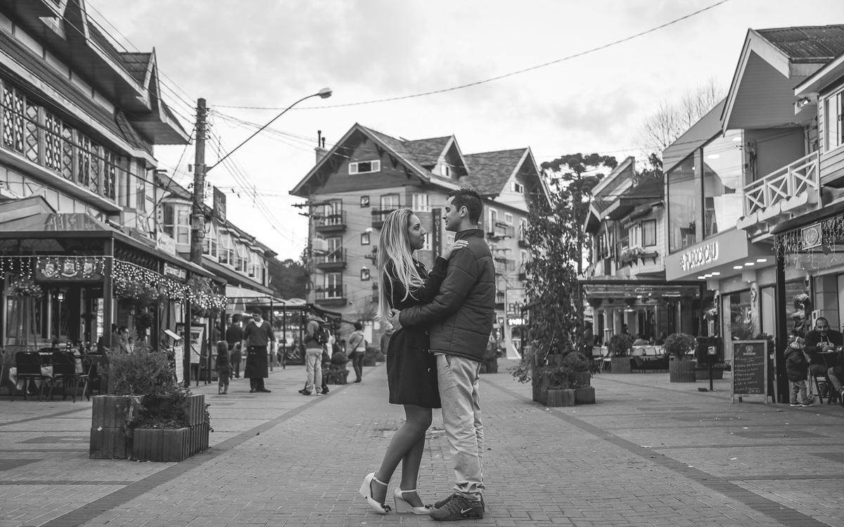 Centro de Campos do Jordão com a Amazing Fotografia clicando no Pre Wedding
