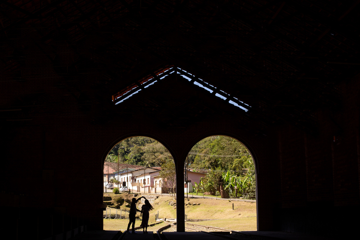 Ensaio Pre Wedding realizado em Paranapiacaba da Bia e do Lucas 