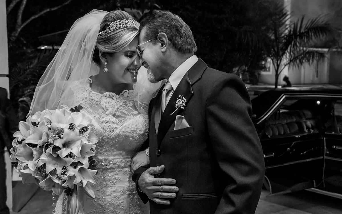 Noiva e pai em foto emocionante registrada pela Amazing Fotografia