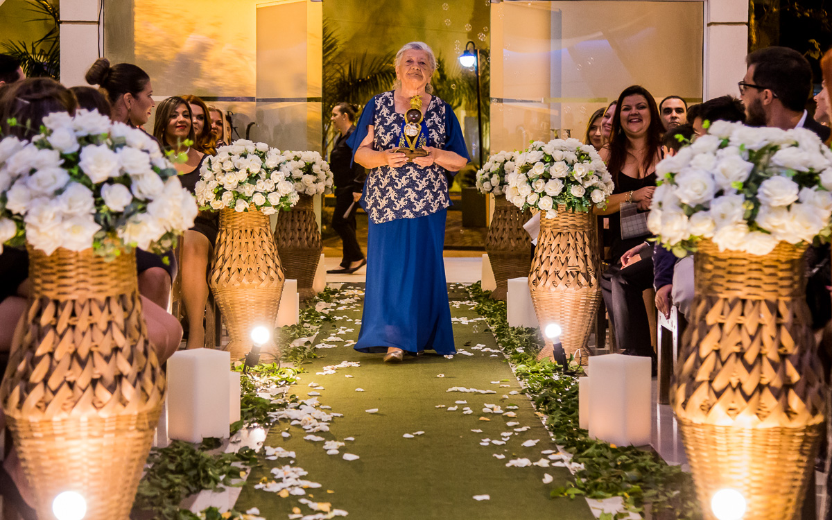 Momento de emoção com a entrada das alianças no Villa Borguese II